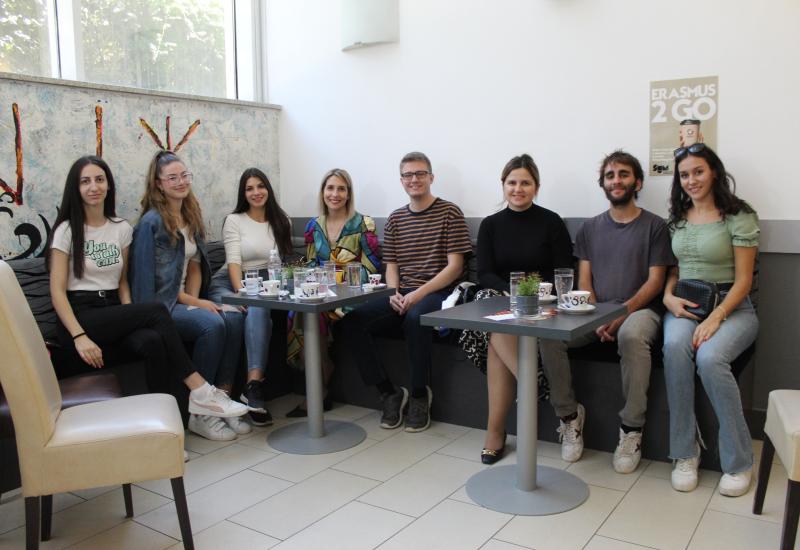 Erasmus to go! održana je na Filozofskom fakultetu Sveučilišta u Mostaru gdje su zainteresiranim studentima predstavljene mogućnosti razmjena - Izvorna ideja Erasmusa živi - Mostar je povezan s europskim zemljama